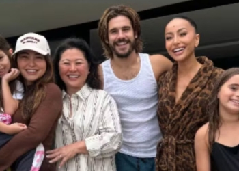 Grávida, Sabrina Sato reúne família para sessão de fotos com Nicolas Prattes: ‘Praia’
