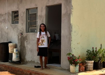 Ação da Defensoria: mulher recebe casa própria após morar 8 anos em barracão sem energia e saneamento
