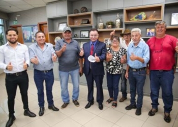 Botelho comemora decisão do STJ com representantes da comunidade Serrana