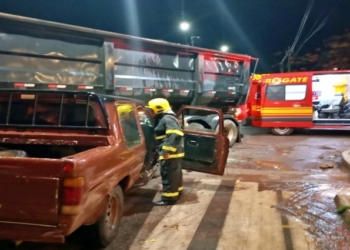 Motorista é socorrido pelo Corpo de Bombeiros após acidente entre camionete e carreta