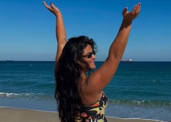 Giulia Costa, filha de Flávia Alessandra curte praia em Miami declara: ‘my happy place!’