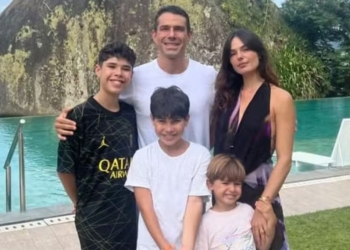 Isis Valverde posa com filho Rael e enteados durante férias: ‘Disney’
