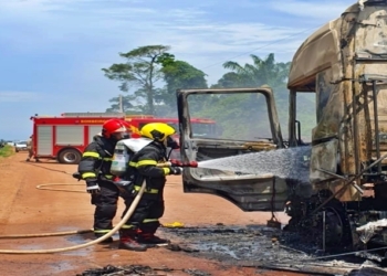 Incêndio destrói cabine de carreta em estrada rural no interior de MT