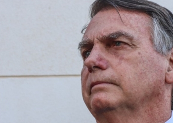 Bolsonaro diz ser alvo de perseguição e não descarta se refugiar em embaixada