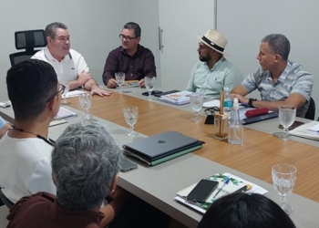 Sílvio Fidelis recebe futuro secretário e sub da Educação para reunião de trabalho