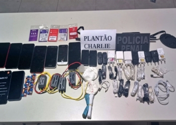 Policiais penais apreendem 15 celulares e apetrechos na área de visitantes em presídio
