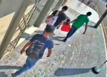 Após assalto a joalheria, criminoso morre em troca de tiros com policiais; veja vídeos