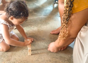 Mãe encontra apoio fundamental no programa Criança Feliz para criação dos filhos