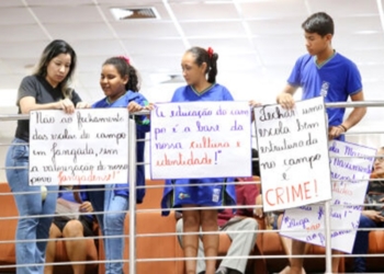 Moradores de Jangada protestam para evitar fechamento de escolas estaduais