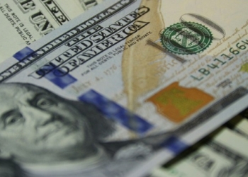 Após superar os R$ 6 pela 1ª vez na história, dólar fecha a R$ 5,98