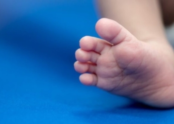 Bebê de seis meses morre afogado em balde dentro do quarto