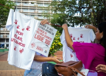 Prefeitura de Cuiabá realiza ato simbólico pelo fim da violência contra as mulheres na Praça Alencastro