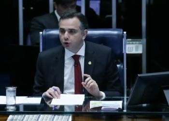 Após alta do dólar, Pacheco condiciona isenção do IR à situação fiscal