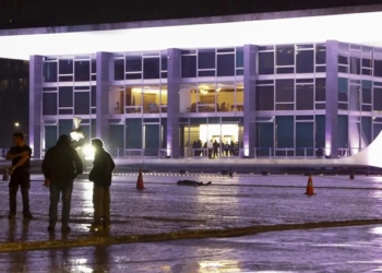 Polícia faz varredura na Praça dos Três Poderes após explosões