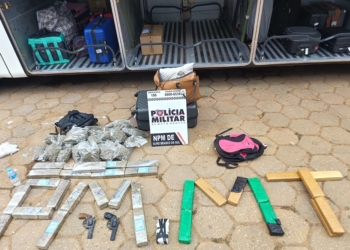 Dupla é presa transportando 32 tabletes de maconha, 24 pacotes de skank e arma de fogo na BR-163