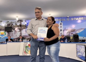 “Um presente de aniversário que eu ganhei”, aponta moradora contemplada com título definitivo do Intermat