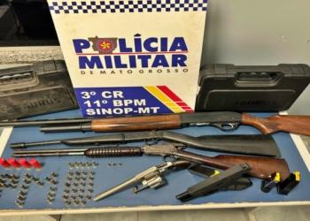 Suspeito é preso com três espingarda e revólver após espancar esposa