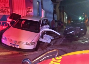 Gestante é socorrida presa as ferragens após acidente entre dois carros no bairro Jardim Vitória