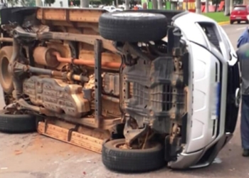 Acidente envolvendo dois veículos faz Toyota SW4 perder a roda e capotar em avenida