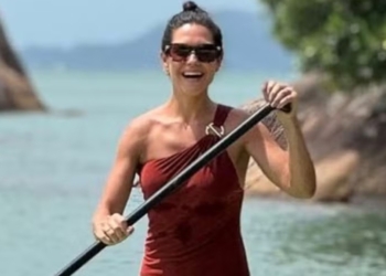 Thais Fersoza se diverte de maiô e pratica stand up paddle: ‘Eu amooooooo!’