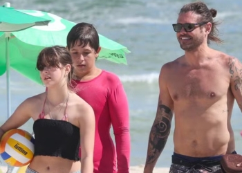 Com os filhos, Dado Dolabella curte dia de praia no Rio de Janeiro: ‘Eduardo e Ana Flor’