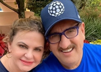 Ratinho posa com esposa e netos e se declara: ‘Com os amores da minha vida’
