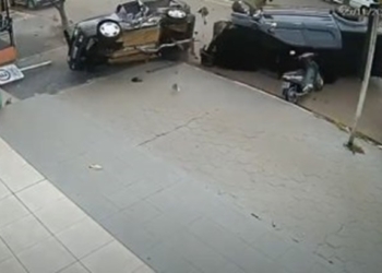 Motorista perde o controle de camionete em cruzamento, capota e acerta outros cinco veículos parados