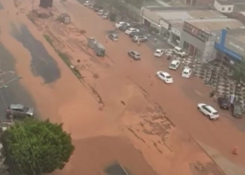 Avenida do CPA fica tomada por lama após forte chuva em Cuiabá