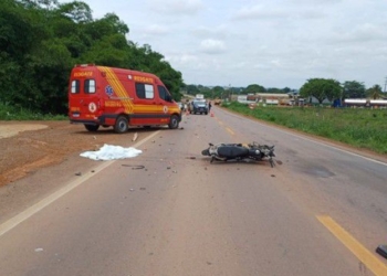 Motociclista invade pista contrária na MT-320 e morre ao bater em caminhão caçamba