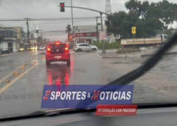 Temporal em Cuiabá deixa Córrego do Barbado cheio e assusta motoristas com volume de água
