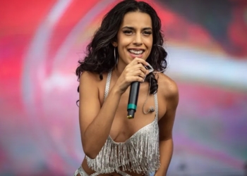 Marina Sena eleva temperatura na web ao fazer topless em praia: ‘Gostosa numa ilha’