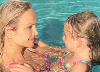 Eliana curte domingo de piscina com a filha caçula Manuela: ‘mariapassanafrente’