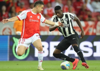 Botafogo vence Inter e fica a um empate do título