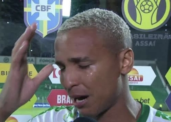 “Me multava pra me deixar com raiva”, diz Deyverson sobre punições excessivas de Cristiano Dresch
