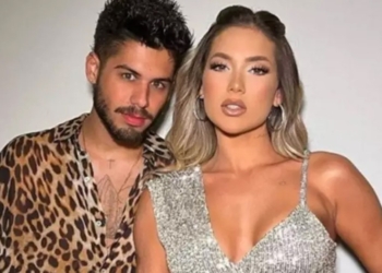 Virginia Fonseca exibe clique ousado no colo do marido: ‘Vamos pá la playa’