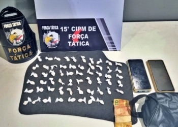 Trio é preso com 58 porções de cocaína em ponto de venda de drogas