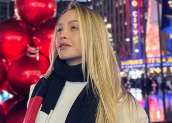 Carla Díaz é reconhecida nas ruas de Nova York e posa para fotos com fãs: ‘Brasileiros’