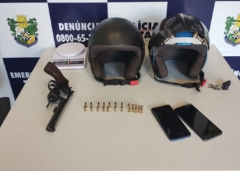 Dupla é presa pela Polícia Militar com arma de fogo, após perseguição policial