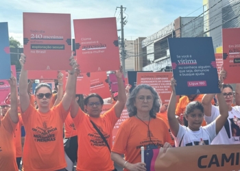 Em caminhada, deputada Gisela se solidariza com protesto de familiares de Ana Paula