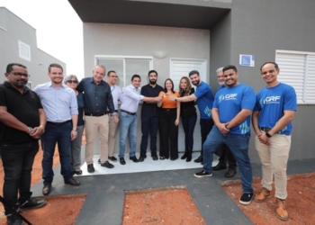 Primeira-dama do Estado entrega chaves do sonho da casa própria para 100 famílias em Nova Canaã do Norte