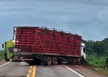 Motorista morre durante colisão frontal entre carro e carreta na BR-163