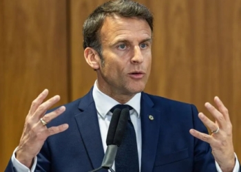 Macron aceita renúncia de premiê, mas pede que ele fique no cargo até ter novo nome