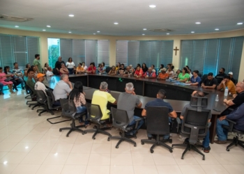 Moradores de 16 bairros de Rondonópolis recebem escrituras de suas residências