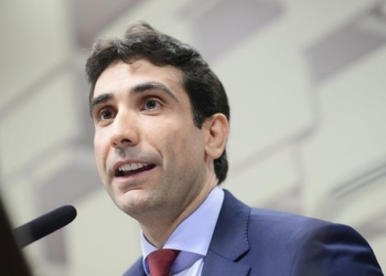 Banco Central não vai segurar câmbio “no peito”, diz Galípolo após alta do dólar