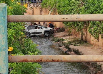 Motorista perde o controle de veículo e cai dentro do Córrego do Barbado em Cuiabá; veja o vídeo