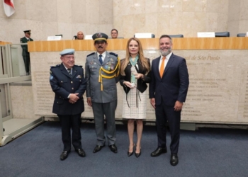 Virginia Mendes recebe Medalha de Mérito das Forças do Brasil por trabalho voluntário e dedicação social