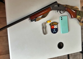 Suspeito armado com espingarda é preso após perseguir mãe e padrasto idosos