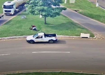 Policiais civis flagram agressão contra mulher e bebê em via pública e prendem suspeito