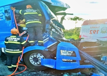 Bombeiros salvam idosa presa às ferragens de carreta após acidente na BR-364