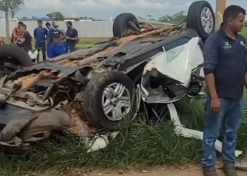 Servidora Pública dorme no volante durante viagem e capota carro da prefeitura na BR-163